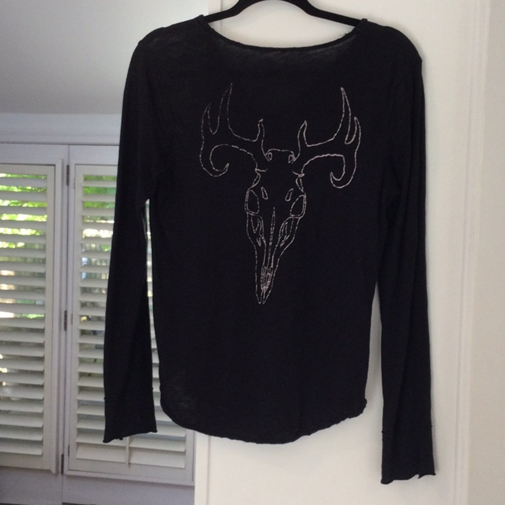 Black long sleeve skull tee